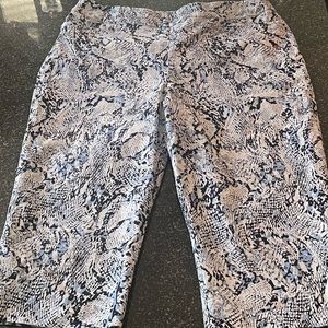 🦋 Chico’s Blue Animal Print Slimming Capri Pant🦋